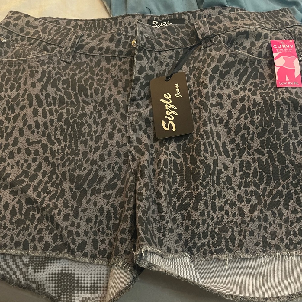 Women’s sizzle jean shorts animal print size 20 - leopard print